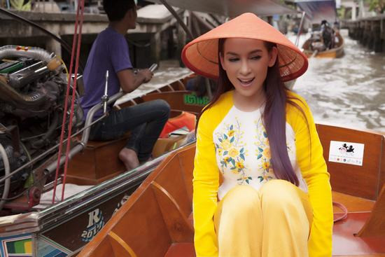 Phi Nhung diện áo bà ba nổi bật trên chợ nổi Thái Lan