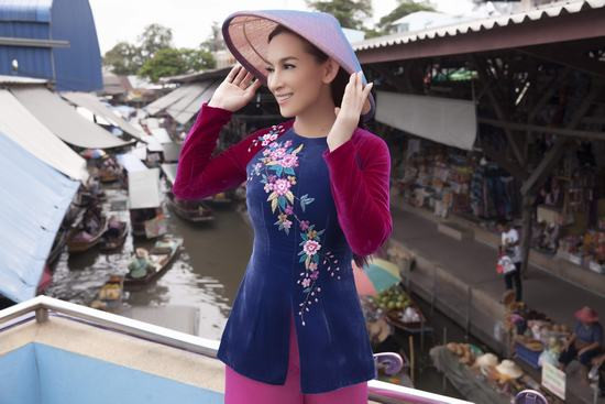 Phi Nhung diện áo bà ba nổi bật trên chợ nổi Thái Lan