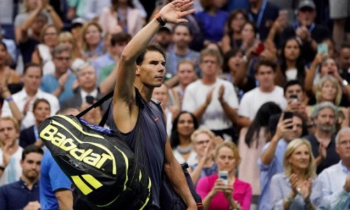 Nadal tạm biệt khán giả sau khi buộc phải rút lui do chấn thương. Ảnh: USA Today.