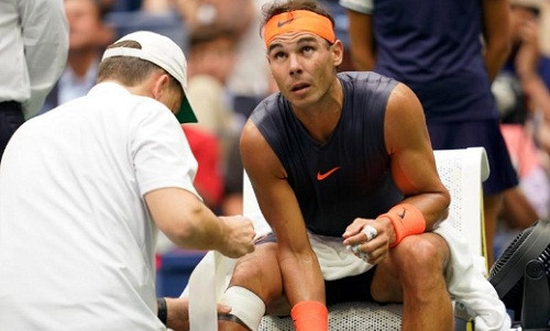 Nadal hai lần phải nhờ đến sự chăm sóc của bác sĩ. Ảnh: USA Today.