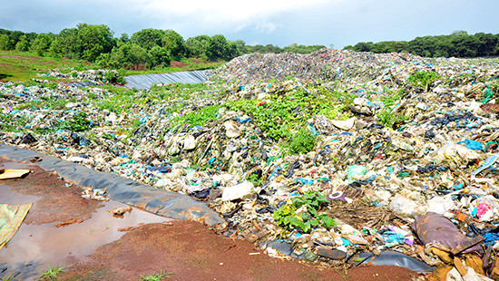 Gia Lai: Nguy hại nước thải bốc mùi hôi thối từ bãi rác thải trực tiếp ra suối