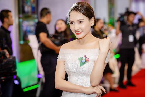 Lễ trao giải VTV Awards - Sắc màu 2018: Bảo Thanh và 'Mr Cần Tro' tình tứ trên thảm đỏ