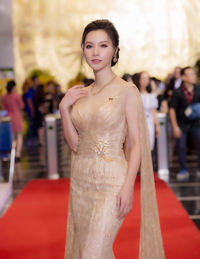 Minh Hà, Thanh Hương đẹp tựa nữ thần tại lễ trao giải VTV Awards 2018