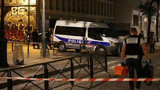 Người đàn ông lạ mang dao và gậy sắt tấn công nhiều người ở Paris