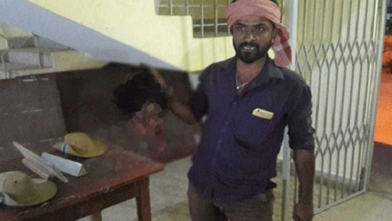 Ghen tuông, người chồng Ấn Độ chặt đầu vợ mang tới đồn cảnh sát tự thú