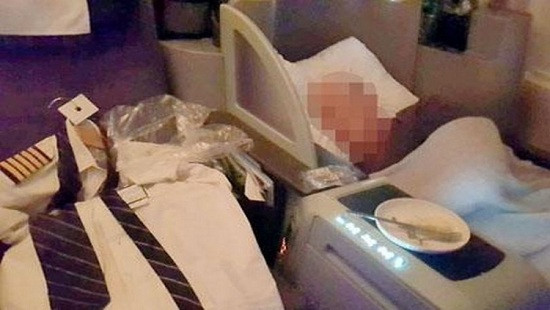 Hành khách choáng váng khi phi công vô tư cởi đồng phục ngủ ở khoang hạng nhất 