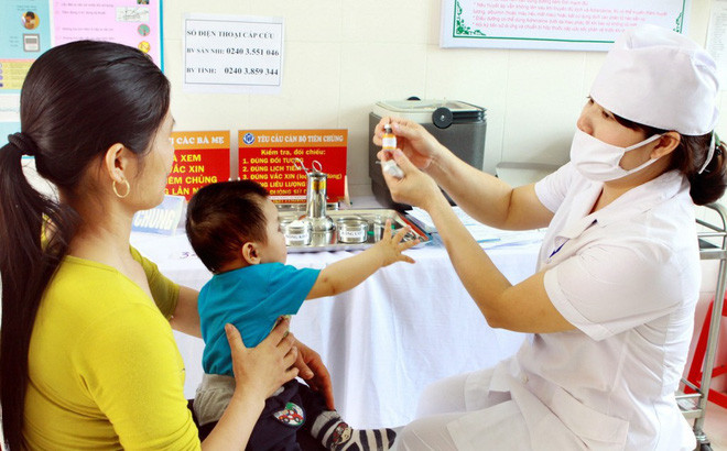 Hết vắc xin Quinvaxem, nhiều trẻ ở Sài Gòn bị gián đoạn tiêm chủng