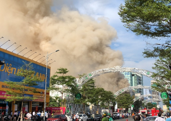 Vũ trường ở trung tâm TP. Đà Nẵng bùng cháy dữ đội