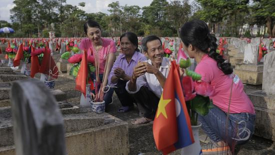Thí sinh Hoa hậu Việt Nam thắp sáng 11.000 “trái tim hồng” tại nghĩa trang Việt-Lào