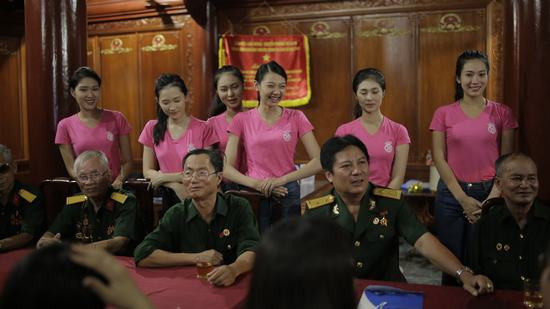 Thí sinh Hoa hậu Việt Nam thắp sáng 11.000 “trái tim hồng” tại nghĩa trang Việt-Lào
