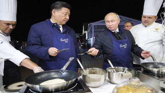 Thú vị hình ảnh lãnh đạo Nga - Trung đeo tạp dề trổ tài làm bánh