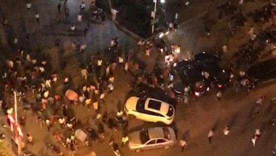 Trung Quốc: 9 người chết khi một chiếc ô tô bất ngờ lao vào đám đông