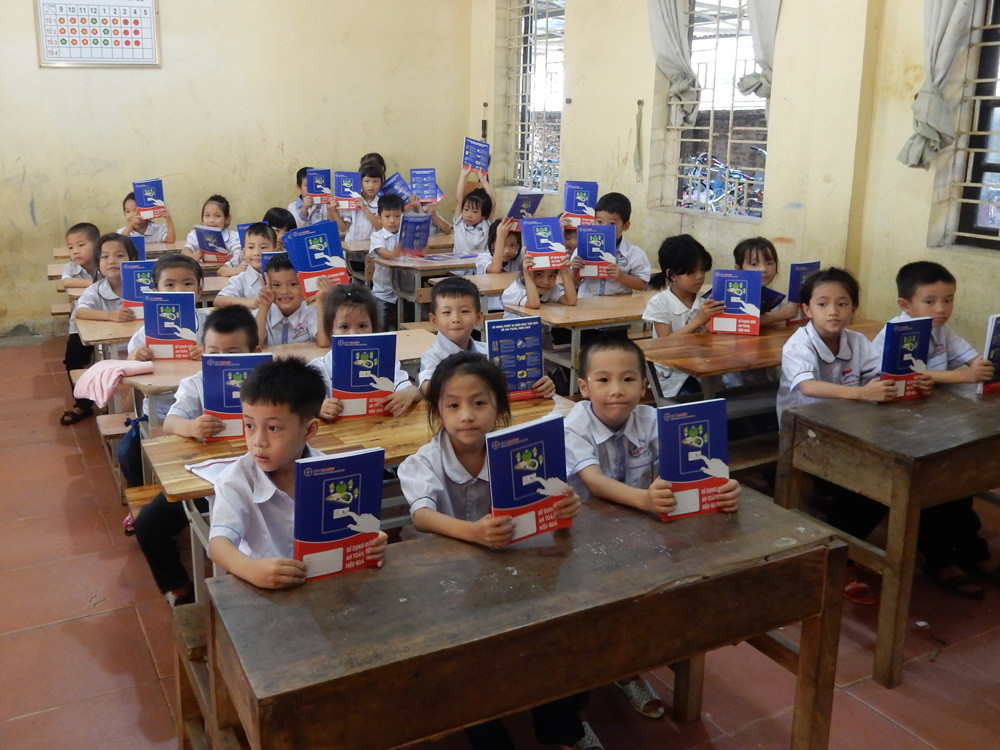 EVN HANOI trao tặng 50 nghìn vở mới cho học sinh khó khăn trên địa bàn Thủ đô
