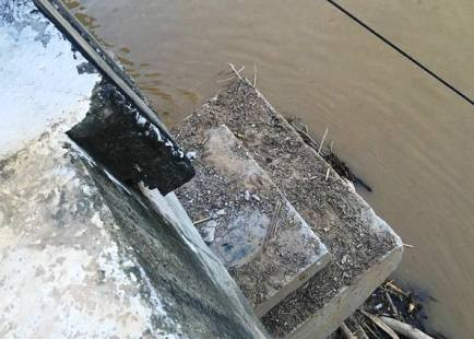 Nước lũ làm xê dịch cả cây cầu ở Thanh Hóa
