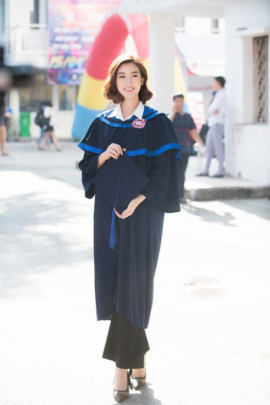 Hoa hậu Đỗ Mỹ Linh rạng rỡ nhận bằng tốt nghiệp