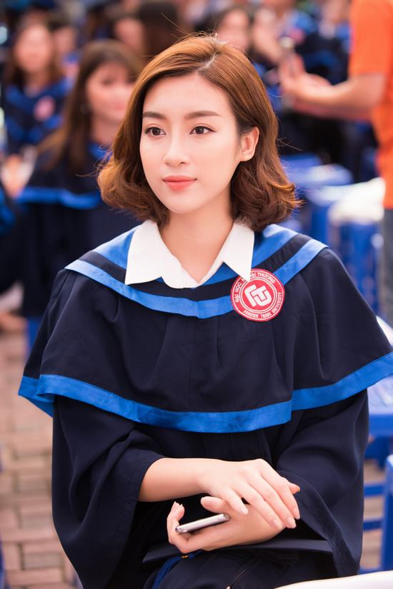 Hoa hậu Đỗ Mỹ Linh rạng rỡ nhận bằng tốt nghiệp
