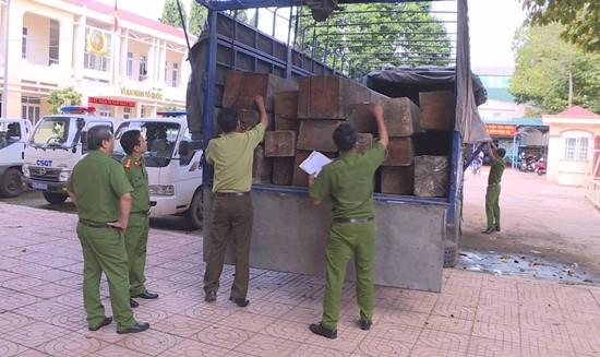 Bắt xe tải vận chuyển 31 hộp gỗ lậu