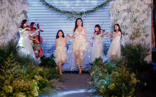 Hạt nắng mùa thu – Show diễn thời trang gói trọn trời thu trong sàn Catwalk