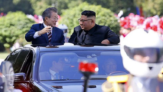 Lãnh đạo Hàn - Triều ngồi xe mui trần đi ăn trưa ở Bình Nhưỡng