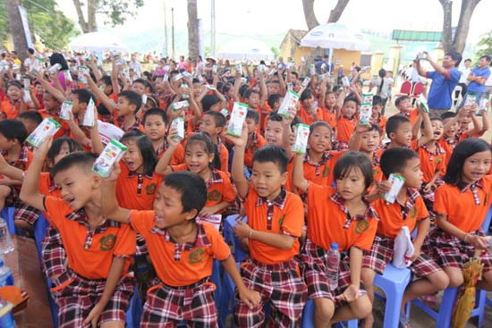 Quỹ sữa vươn cao Việt Nam và Vinamilk trao 66.000 ly sữa cho trẻ em tỉnh Vĩnh Phúc