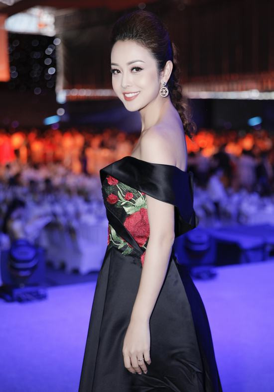 Hoa hậu xinh đẹp Jennifer Phạm hội ngộ ca sĩ Tuấn Hưng 