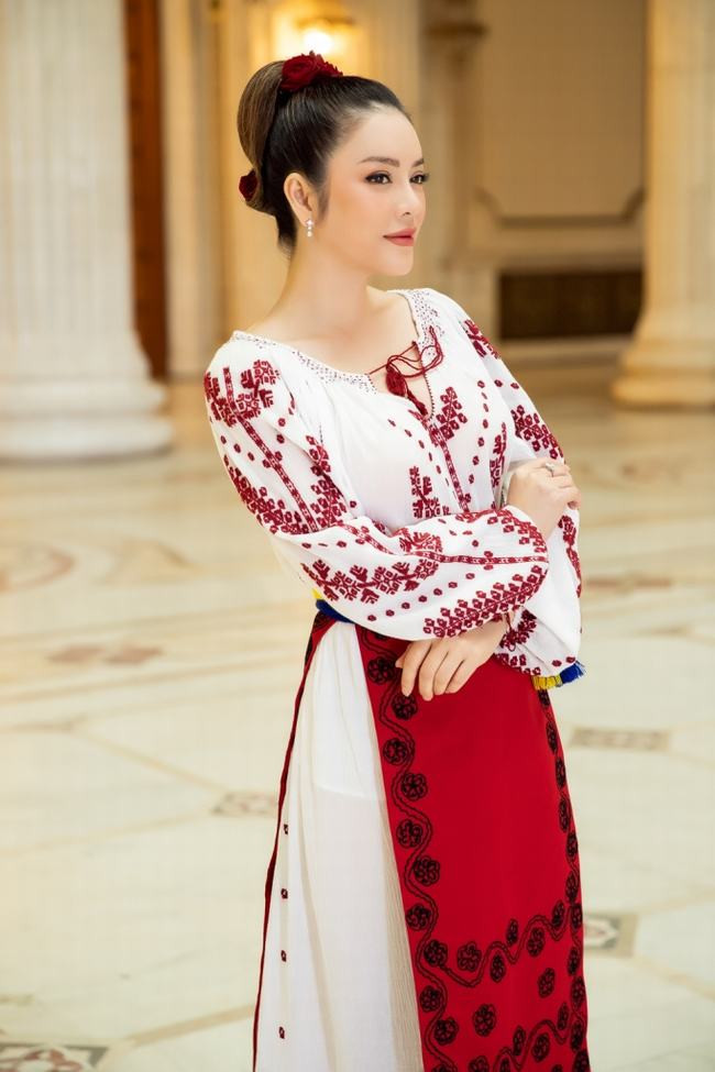 Lý Nhã Kỳ xinh đẹp hút hồn trong trang phục truyền thống Romania