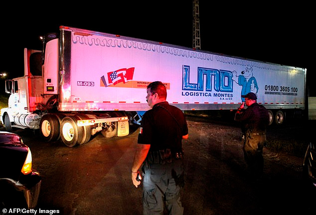 Nhà xác di động: Phát hiện xe tải chứa 157 xác chết ở Mexico