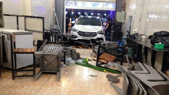 Xe ô tô lao vào quán ăn, 6 người bị thương