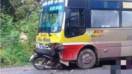 Xe máy đấu đầu xe buýt, nam thanh niên thiệt mạng