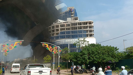 Cháy lớn tại công trình khách sạn Tôn Hoa Sen TP Yên Bái