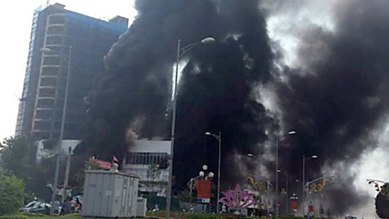 Cháy lớn tại công trình khách sạn Tôn Hoa Sen TP Yên Bái