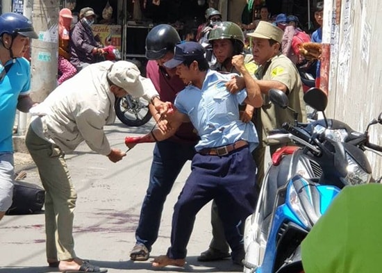 Khống chế người đàn ông dùng dao tự đâm vào người