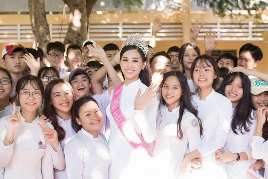 Hoa hậu Tiểu Vy đẹp hút hồn khi diện áo dài về thăm trường cũ