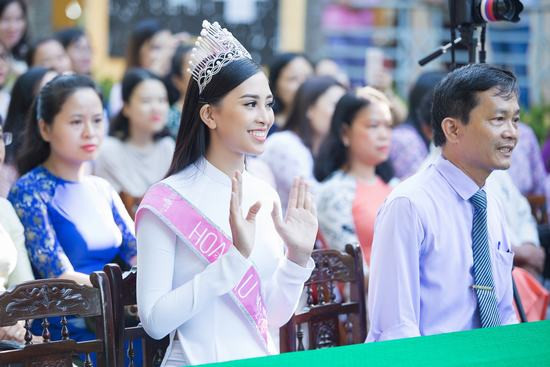 Hoa hậu Tiểu Vy đẹp hút hồn khi diện áo dài về thăm trường cũ