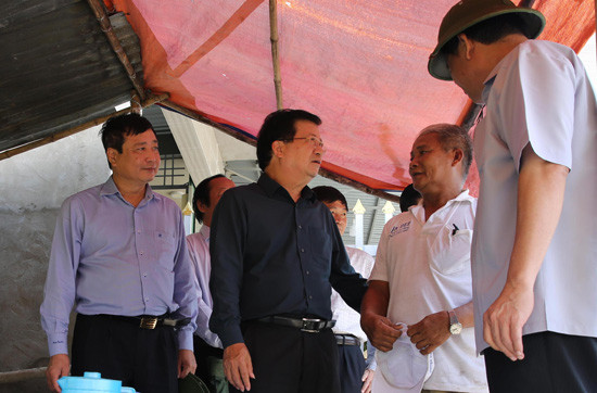 Phó Thủ tướng Trịnh Đình Dũng kiểm tra tình hình và các giải pháp ứng phó lũ tại ĐBSCL