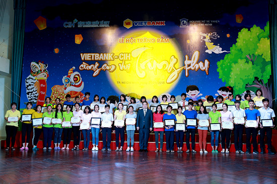Vietbank trao học bổng cho trẻ em mái ấm TPHCM trong dịp Trung thu 2018