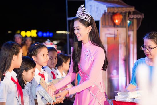 Hoa hậu Trần Tiểu Vy được lãnh đạo Quảng Nam tặng giấy khen