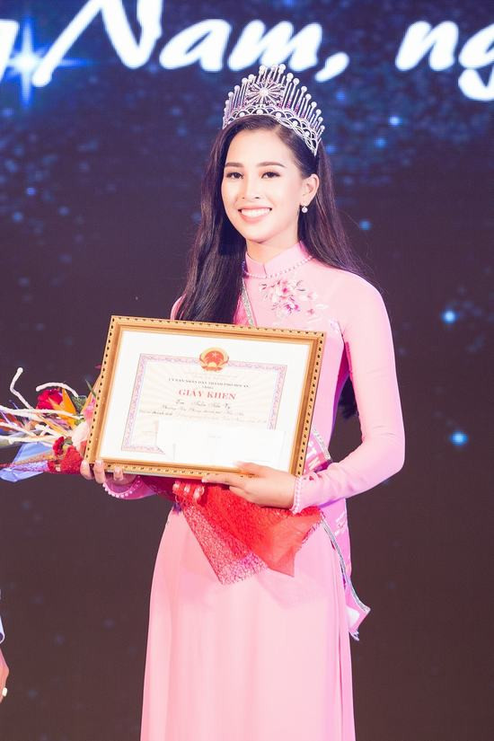 Hoa hậu Trần Tiểu Vy được lãnh đạo Quảng Nam tặng giấy khen