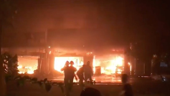 Hà Nội: Cháy lớn thiêu rụi dãy nhà, người dân hốt hoảng bỏ chạy