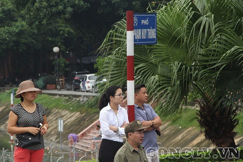 Người dân trên các tuyến phố tiễn đưa linh cữu Chủ tịch nước Trần Đại Quang