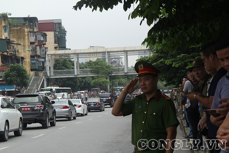 Người dân trên các tuyến phố tiễn đưa linh cữu Chủ tịch nước Trần Đại Quang