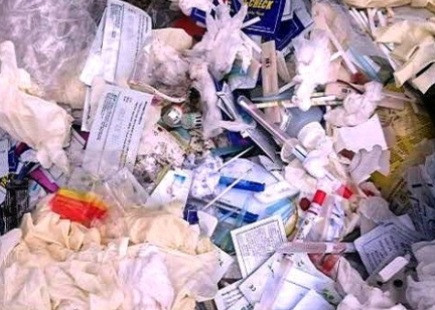 Xem xét xử phạt phòng khám xả rác thải y tế ra môi trường