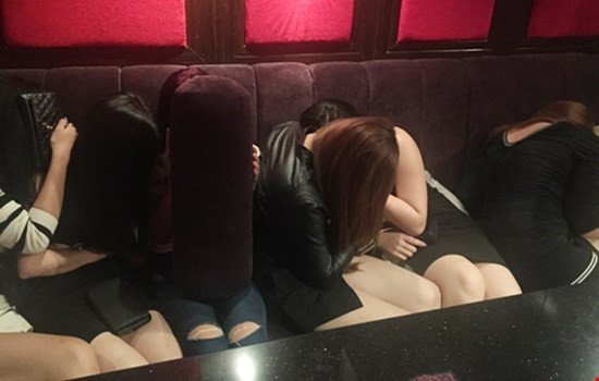 Tuyển 12 nhân viên múa hát khiêu dâm tại quán karaoke