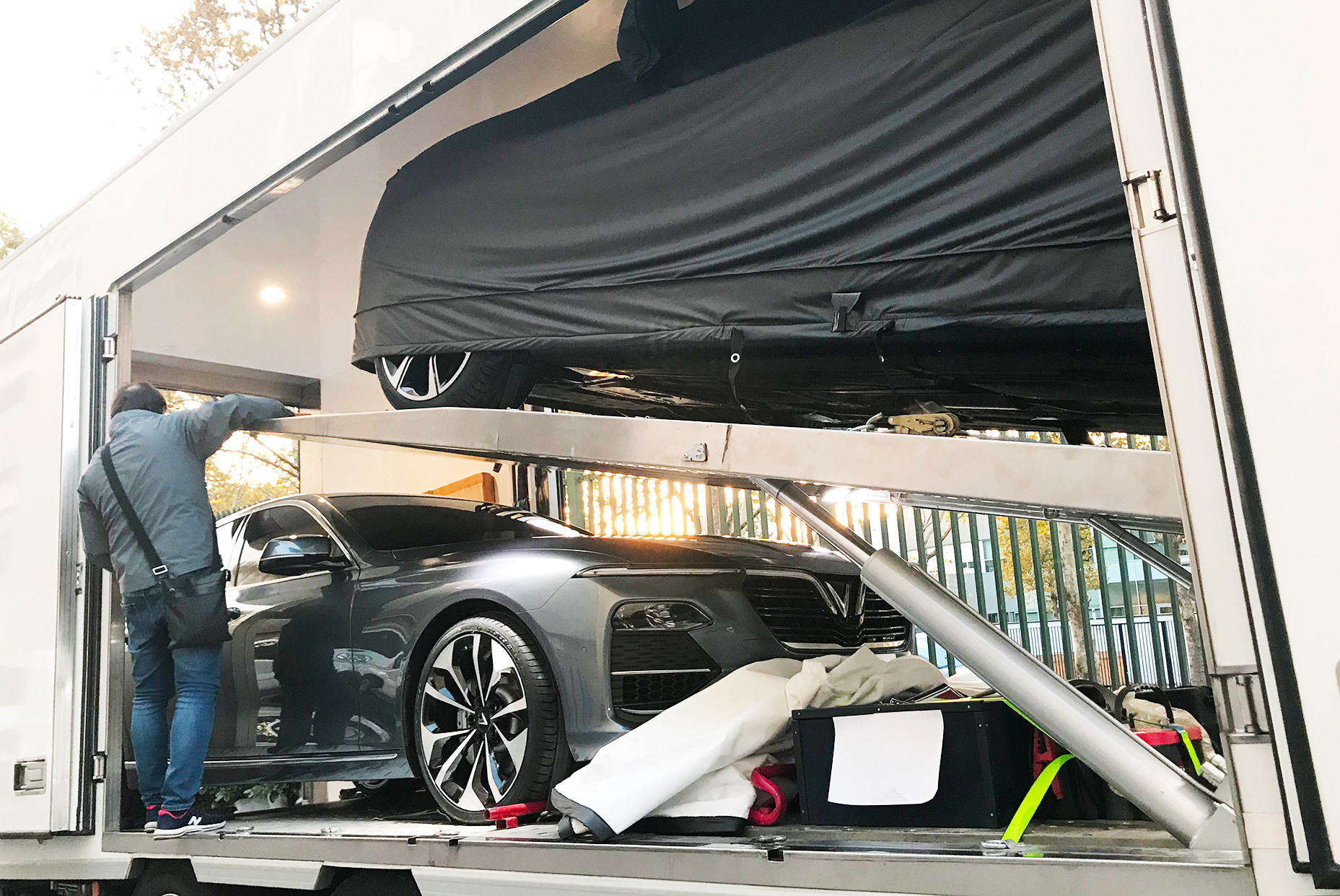 Nóng: 2 chiếc xe VinFast đã cập bến sân khấu lớn Paris Motorshow 2018