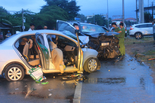 Hai ô tô đối đầu ở Bà Rịa-Vũng Tàu, 8 người thương vong