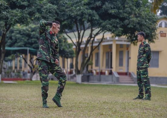 Sao nhập ngũ tập 2: Dũng Bino hát 'Hoot' của SNSD cho đỡ sợ!