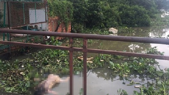 Thi thể nam thanh niên lõa thể trôi trên sông Sài Gòn