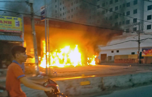 Cháy cây xăng ở Sài Gòn, nhiều người hoảng loạn tháo chạy
