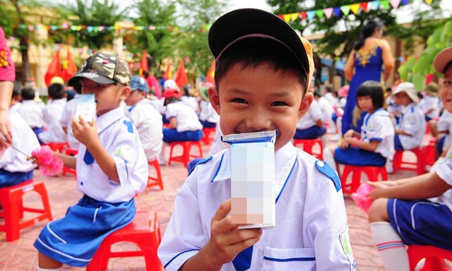 Sữa học đường: Nhân văn nhưng vì sao vẫn băn khoăn?