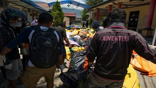 Thảm họa sóng thần ở Indonesia: Chôn cất tập thể hàng trăm nạn nhân để tránh dịch bệnh